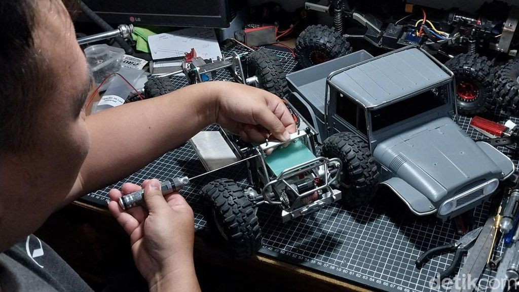 Warga asal Malang ini merakit RC kustom lewat bengkel miliknya, Van Built Custom.